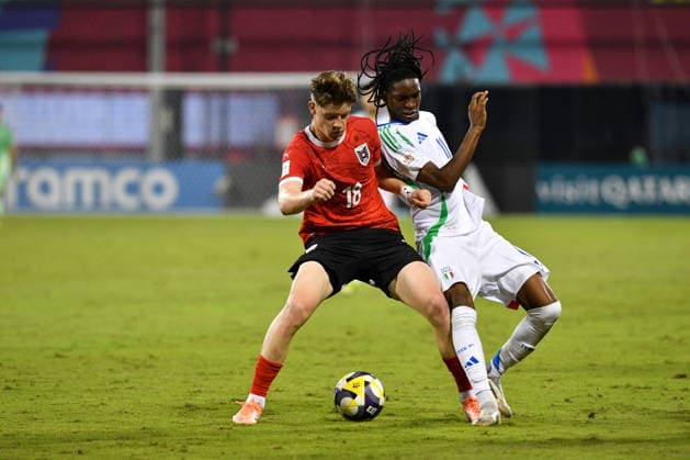 SOCCER - 2025 FIFA U17, U 17 World Cup DOHA,QATAR,24.NOV.25 - SOCCER - FIFA Under 17 World Cup Qatar 2025, Austria vs Italy. Image shows Luca Weinhandl (AUT) and Destiny Elimoghale (ITA).  GEPAxpictures xRanjithxKumar