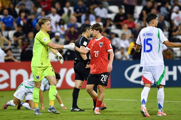 SOCCER - 2025 FIFA U17, U 17 World Cup DOHA,QATAR,24.NOV.25 - SOCCER - FIFA Under 17 World Cup Qatar 2025, Austria vs Italy. Image shows Daniel Posch and Florian Hofmann (AUT).  GEPAxpictures xRanjithxKumar