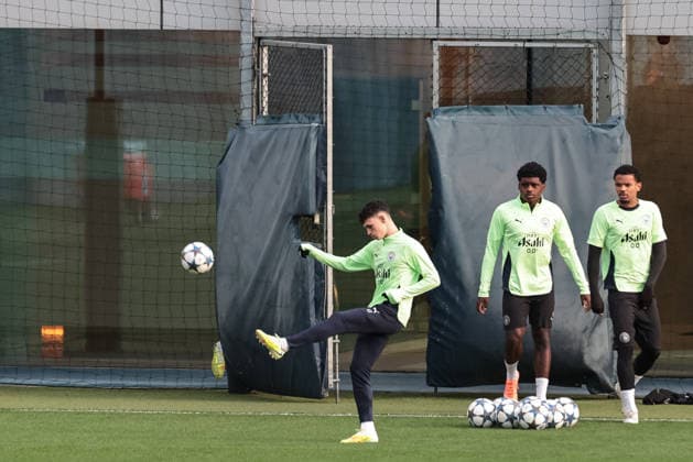 UEFA Champions League training session Matchday 5 of 8 Manchester City vs Bayer 04 Leverkusen Phil Foden of Manchester City during the UEFA Champions League training session Matchday 5 of 8 Manchester City vs Bayer 04 Leverkusen at Etihad Campus, Manchester, United Kingdom, 24th November 2025 (Photo by Mark Cosgrove News Images) Manchester Etihad Campus Manchester United, ManU Kingdom Copyright: xMarkxCosgrove NewsxImagesx