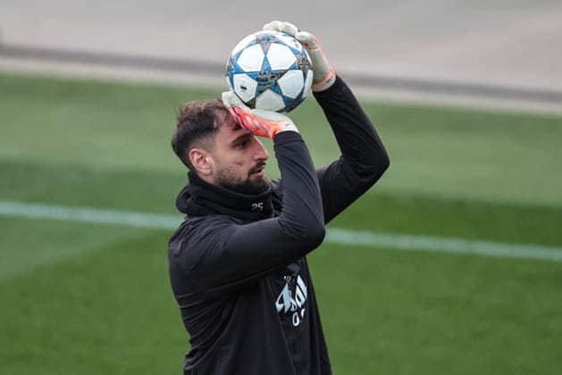 UEFA Champions League training session Matchday 5 of 8 Manchester City vs Bayer 04 Leverkusen Manchester City goalkeeper Gianluigi Donnarumma during the UEFA Champions League training session Matchday 5 of 8 Manchester City vs Bayer 04 Leverkusen at Etihad Campus, Manchester, United Kingdom, 24th November 2025 (Photo by Mark Cosgrove News Images) Manchester Etihad Campus Manchester United, ManU Kingdom Copyright: xMarkxCosgrove NewsxImagesx