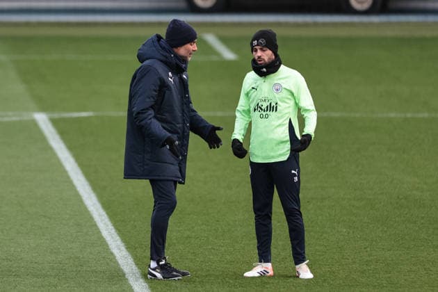 UEFA Champions League training session Matchday 5 of 8 Manchester City vs Bayer 04 Leverkusen Pep Guardiola manager of Manchester City gives instruction to Bernardo Silva of Manchester City during the UEFA Champions League training session Matchday 5 of 8 Manchester City vs Bayer 04 Leverkusen at Etihad Campus, Manchester, United Kingdom, 24th November 2025 (Photo by Mark Cosgrove News Images) Manchester Etihad Campus Manchester United, ManU Kingdom Copyright: xMarkxCosgrove NewsxImagesx