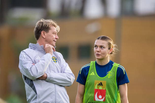 251124 Beata Olsson and Beata Olsson of the women s national football team of Sweden at a training session on November 24, 2025 in Albufeira Photo Ludvig Thunman BILDBYRAN code LT LT0751 fotboll football soccer fotball träning practice training sverige sweden dam bbeng sverige sweden  Copyright: LUDVIGxTHUNMAN BB251124LT006
