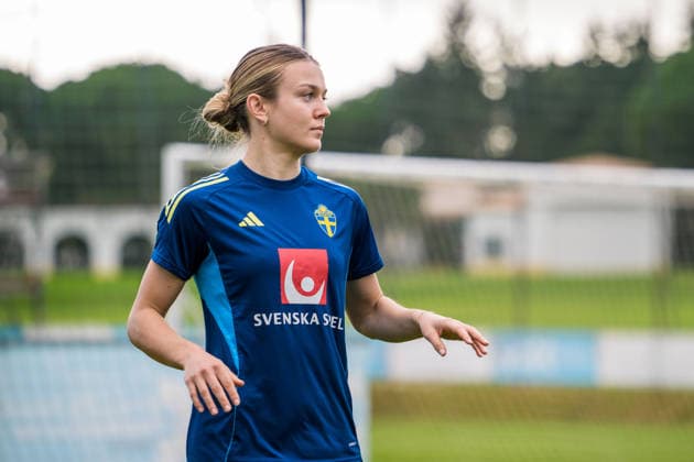 251124 Beata Olsson of the women s national football team of Sweden at a training session on November 24, 2025 in Albufeira Photo Ludvig Thunman BILDBYRAN code LT LT0751 fotboll football soccer fotball träning practice training sverige sweden dam bbeng sverige sweden  Copyright: LUDVIGxTHUNMAN BB251124LT007