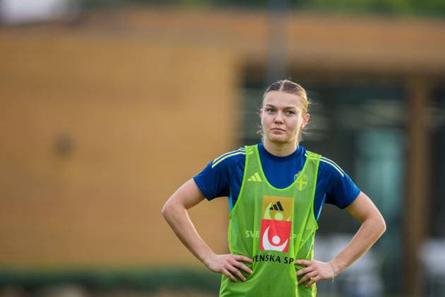 251124 Beata Olsson of the women s national football team of Sweden at a training session on November 24, 2025 in Albufeira Photo Ludvig Thunman BILDBYRAN code LT LT0751 fotboll football soccer fotball träning practice training sverige sweden dam bbeng sverige sweden  Copyright: LUDVIGxTHUNMAN BB251124LT008