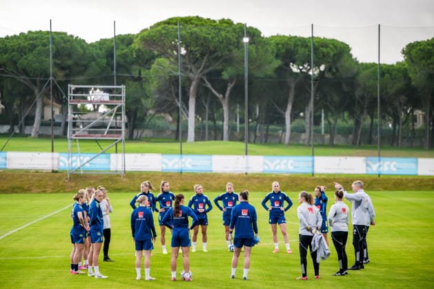 251124 Players of the women s national football team of Sweden at a training session on November 24, 2025 in Albufeira Photo Ludvig Thunman BILDBYRAN code LT LT0751 fotboll football soccer fotball träning practice training sverige sweden dam bbeng sverige sweden  Copyright: LUDVIGxTHUNMAN BB251124LT012