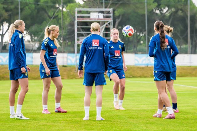 251124 Hanna Lundkvist of the women s national football team of Sweden at a training session on November 24, 2025 in Albufeira Photo Ludvig Thunman BILDBYRAN code LT LT0751 fotboll football soccer fotball träning practice training sverige sweden dam bbeng sverige sweden  Copyright: LUDVIGxTHUNMAN BB251124LT016