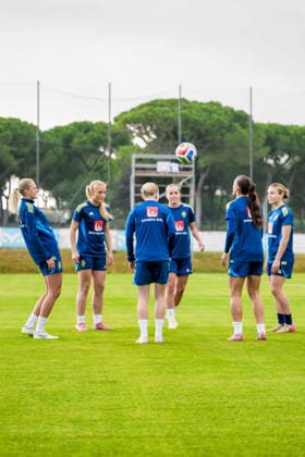 251124 Smilla Holmberg and Hanna Lundkvist of the women s national football team of Sweden at a training session on November 24, 2025 in Albufeira Photo Ludvig Thunman BILDBYRAN code LT LT0751 fotboll football soccer fotball träning practice training sverige sweden dam bbeng sverige sweden  Copyright: LUDVIGxTHUNMAN BB251124LT017