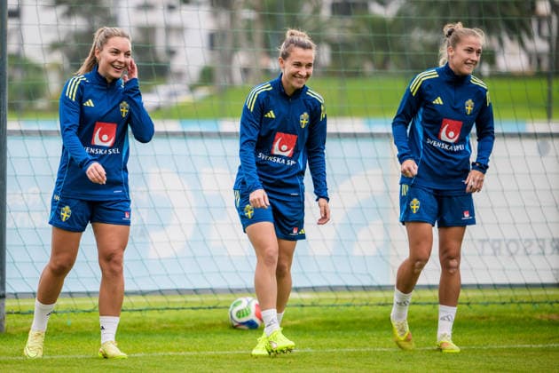 251124 Johanna Rytting Kaneryd, Julia Zigiotti Olme and Filippa Angeldahl of the women s national football team of Sweden at a training session on November 24, 2025 in Albufeira Photo Ludvig Thunman BILDBYRAN code LT LT0751 fotboll football soccer fotball träning practice training sverige sweden dam bbeng sverige sweden  Copyright: LUDVIGxTHUNMAN BB251124LT018