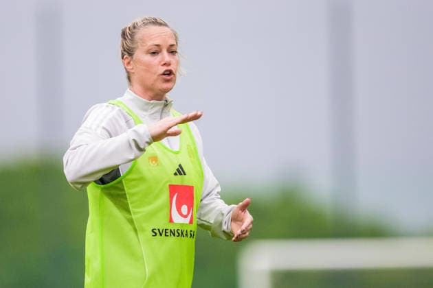 251124 Assistant coach Johanna Almgren of the women s national football team of Sweden at a training session on November 24, 2025 in Albufeira Photo Ludvig Thunman BILDBYRAN code LT LT0751 fotboll football soccer fotball träning practice training sverige sweden dam bbeng sverige sweden  Copyright: LUDVIGxTHUNMAN BB251124LT020