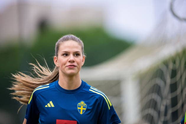 251124 Bella Andersson of the women s national football team of Sweden at a training session on November 24, 2025 in Albufeira Photo Ludvig Thunman BILDBYRAN code LT LT0751 fotboll football soccer fotball träning practice training sverige sweden dam bbeng sverige sweden  Copyright: LUDVIGxTHUNMAN BB251124LT021