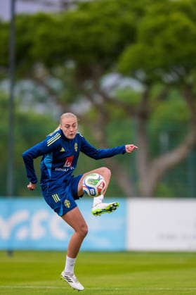 251124 Elma Junttila Nelhage of the women s national football team of Sweden at a training session on November 24, 2025 in Albufeira Photo Ludvig Thunman BILDBYRAN code LT LT0751 fotboll football soccer fotball träning practice training sverige sweden dam bbeng sverige sweden  Copyright: LUDVIGxTHUNMAN BB251124LT028