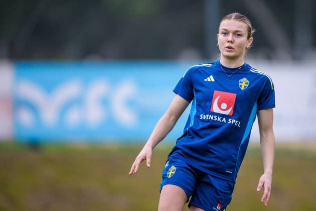 251124 Beata Olsson of the women s national football team of Sweden at a training session on November 24, 2025 in Albufeira Photo Ludvig Thunman BILDBYRAN code LT LT0751 fotboll football soccer fotball träning practice training sverige sweden dam bbeng sverige sweden  Copyright: LUDVIGxTHUNMAN BB251124LT029