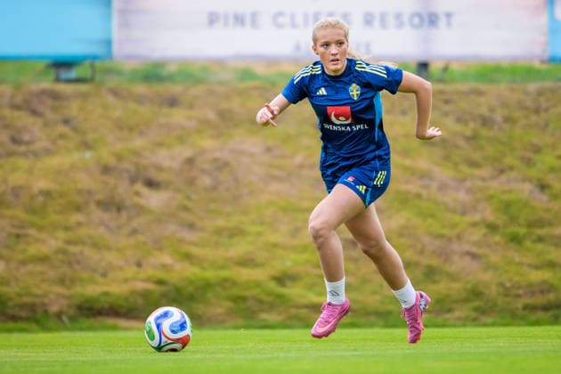 251124 Smilla Holmberg of the women s national football team of Sweden at a training session on November 24, 2025 in Albufeira Photo Ludvig Thunman BILDBYRAN code LT LT0751 fotboll football soccer fotball träning practice training sverige sweden dam bbeng sverige sweden  Copyright: LUDVIGxTHUNMAN BB251124LT030