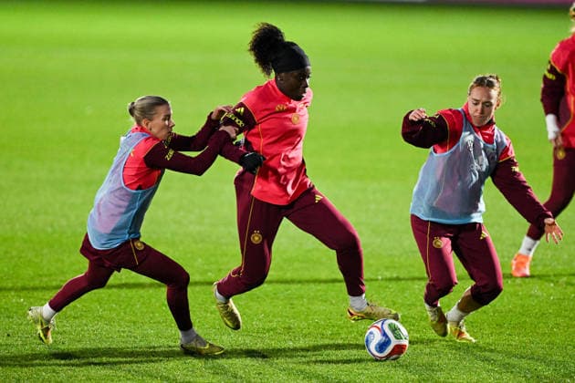 Elisa Senss Germany in duel with Nicole Anyomi Germany , in front Lisanne Gräwe Germany , GER, UEFA Nations League, Training of the womens national soccer team before the final match Germany vs. Spain, 24 11 2025 GER, UEFA Nations League, Training of the womens national soccer team before the final match Germany vs. Spain, 24 11 2025 Frankfurt am Main Copyright: xEibner-Pressefoto FlorianxWiegandx EP_FWD