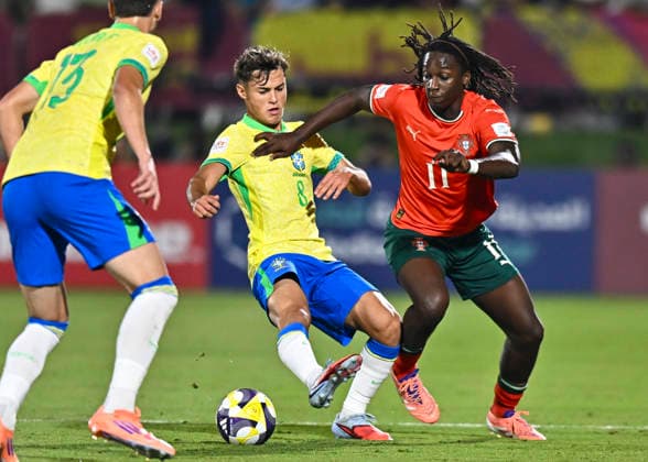 Portugal v Brazil : Semi-final- FIFA U-17 World Cup Qatar 2025 Stevan Manuel of Portugal and Tiago of Brazil in action during the FIFA U-17 World Cup Qatar 2025 Semi-final match between Portugal and Brazil in Doha, Qatar, on November 24, 2025. DOHA Qatar Copyright: xNOUSHADxTHEKKAYILx