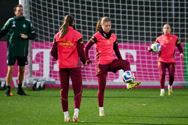 Sjoeke Nüsken Germany on the ball, GER, UEFA Nations League, Training of the womens national soccer team before the final match between Germany and Spain, 24 11 2025 GER, UEFA Nations League, Training of the womens national soccer team before the final match between Germany and Spain, 24 11 2025 Frankfurt am Main Copyright: xEibner-Pressefoto FlorianxWiegandx EP_FWD