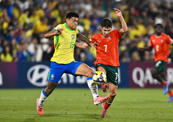 Portugal v Brazil : Semi-final- FIFA U-17 World Cup Qatar 2025 Duarte Cunha of Portugal and Luis Pacheco of Brazil in action during the FIFA U-17 World Cup Qatar 2025 Semi-final match between Portugal and Brazil in Doha, Qatar, on November 24, 2025. DOHA Qatar Copyright: xNOUSHADxTHEKKAYILx