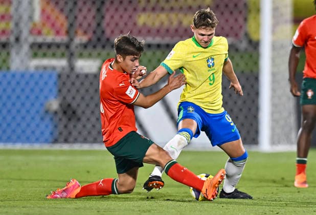 Portugal v Brazil : Semi-final- FIFA U-17 World Cup Qatar 2025 Rafael Quintas of Portugal and Dell of Brazil in action during the FIFA U-17 World Cup Qatar 2025 Semi-final match between Portugal and Brazil in Doha, Qatar, on November 24, 2025. DOHA Qatar Copyright: xNOUSHADxTHEKKAYILx