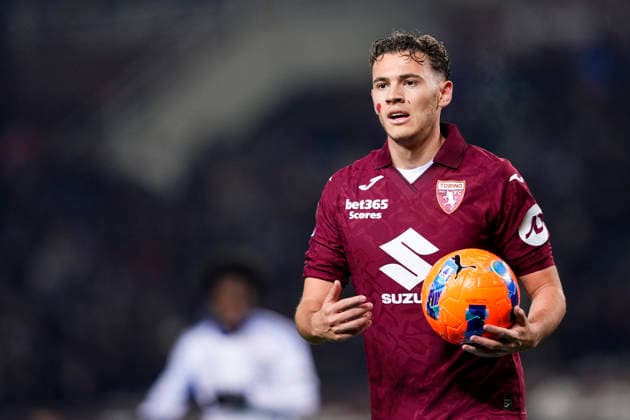 Torino s Kristjan Asllani during the Serie A soccer match between Torino Fc and Como at the Stadio Olimpico Grande Torino in Turin, north west Italy - November 24, 2025. - Soccer  Copyright: xFabioxFerrari LaPressex