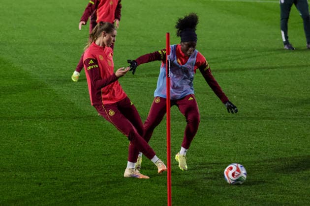 24 11 2025, xgrfx, Football DFB Media Dates, DFB German Womens National Team Training v l Jule Brand, Nicole Anyomi German Womens National Team DFL DFB REGULATIONS PROHIBIT ANY USE OF PHOTOGRAPHS as IMAGE SEQUENCES and or QUASI VIDEO Frankfurt am Main
