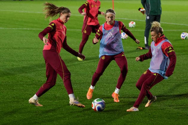 24 11 2025, xgrfx, Football DFB Media Dates, DFB German Womens National Team Training f l Jule Brand, Kathrin Hendrich, Linda Dallmann German Womens National Team DFL DFB REGULATIONS PROHIBIT ANY USE OF PHOTOGRAPHS as IMAGE SEQUENCES and or QUASI VIDEO Frankfurt am Main