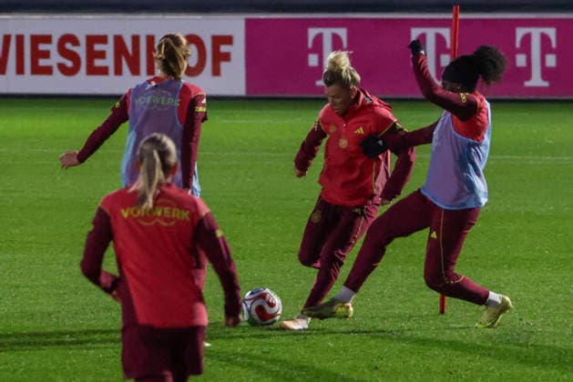 24 11 2025, xgrfx, Football DFB Media Dates, DFB German Womens National Team Training f l Sjoeke Nüsken, Linda Dallmann, Nicole Anyomi German Womens National Team DFL DFB REGULATIONS PROHIBIT ANY USE OF PHOTOGRAPHS as IMAGE SEQUENCES and or QUASI VIDEO Frankfurt am Main