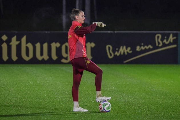 24 11 2025, xgrfx, Football DFB Media Dates, DFB German Womens National Team Training v l Ena Mahmutovic German Womens National Team DFL DFB REGULATIONS PROHIBIT ANY USE OF PHOTOGRAPHS as IMAGE SEQUENCES and or QUASI VIDEO Frankfurt am Main