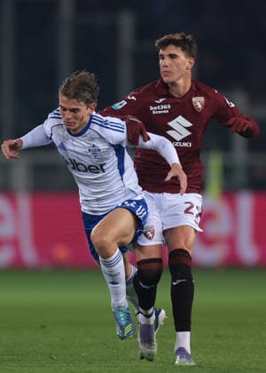 Turin, Italy, 24th November 2025. Cesare Casadei of Torino FC clashes with Nico Paz of Como 1907 during the Torino vs Como 1907 Serie A match at Stadio Grande Torino, Turin. Picture credit should read: Jonathan Moscrop Sportimage EDITORIAL USE ONLY. No use with unauthorised audio, video, data, fixture lists, club league logos or live services. Online in-match use limited to 120 images, no video emulation. No use in betting, games or single club league player publications. SPI_014_JM_TORO_COMO SPI-4297-0014