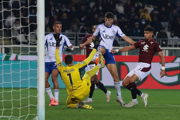 Turin, Italy, 24th November 2025. Alberto Paleari of Torino FC denies Jacobo Ramon of Como 1907 a chance to score during the Torino vs Como 1907 Serie A match at Stadio Grande Torino, Turin. Picture credit should read: Jonathan Moscrop Sportimage EDITORIAL USE ONLY. No use with unauthorised audio, video, data, fixture lists, club league logos or live services. Online in-match use limited to 120 images, no video emulation. No use in betting, games or single club league player publications. SPI_019_JM_TORO_COMO SPI-4297-0019