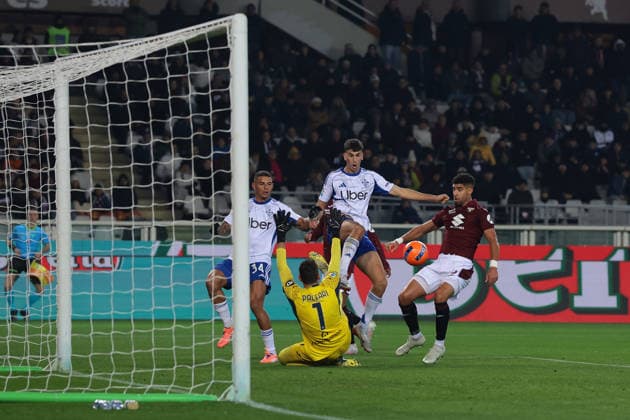 Turin, Italy, 24th November 2025. Alberto Paleari of Torino FC denies Jacobo Ramon of Como 1907 a chance to score during the Torino vs Como 1907 Serie A match at Stadio Grande Torino, Turin. Picture credit should read: Jonathan Moscrop Sportimage EDITORIAL USE ONLY. No use with unauthorised audio, video, data, fixture lists, club league logos or live services. Online in-match use limited to 120 images, no video emulation. No use in betting, games or single club league player publications. SPI_020_JM_TORO_COMO SPI-4297-0020