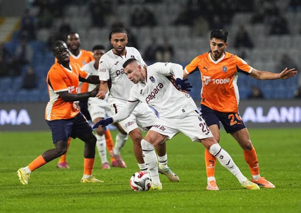 RAMS Basaksehir v Trabzonspor - Turkish Super Lig TRABZON, TURKIYE - NOVEMBER 24: Umut Gunes (20) of RAMS Basaksehir in action against Oleksandr Zubkov (22) of Trabzonspor during the Turkish Super Lig Week 13 match between RAMS Basaksehir and Trabzonspor at Basaksehir Fatih Terim Stadium in Trabzon, Turkiye, on November 24, 2025. Esra Bilgin Anadolu Istanbul Turkey. Editorial use only. Please get in touch for any other usage.  Copyright: x2025xAnadoluxEsraxBilginx