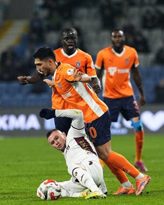 RAMS Basaksehir v Trabzonspor - Turkish Super Lig TRABZON, TURKIYE - NOVEMBER 24: Umut Gunes (20) of RAMS Basaksehir in action against Oleksandr Zubkov (ground) of Trabzonspor during the Turkish Super Lig Week 13 match between RAMS Basaksehir and Trabzonspor at Basaksehir Fatih Terim Stadium in Trabzon, Turkiye, on November 24, 2025. Esra Bilgin Anadolu Istanbul Turkey. Editorial use only. Please get in touch for any other usage.  Copyright: x2025xAnadoluxEsraxBilginx