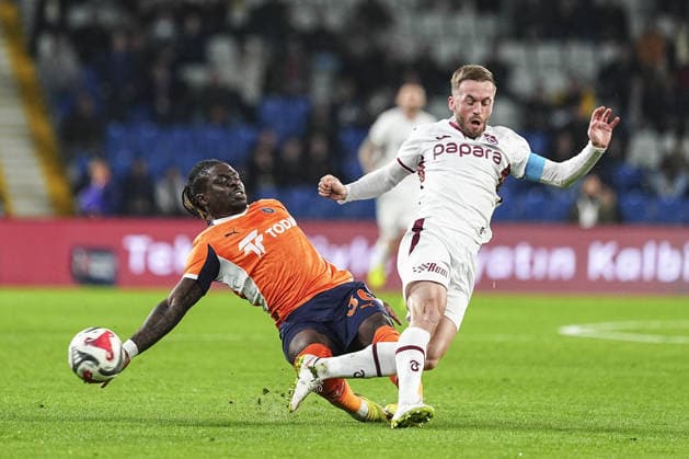 RAMS Basaksehir v Trabzonspor - Turkish Super Lig ISTANBUL, TURKIYE - NOVEMBER 24: Festy Ebosele (36) of RAMS Basaksehir in action against Edin Visca (R) of Trabzonspor during the Turkish Super Lig week 13 football match between RAMS Basaksehir and Trabzonspor at Basaksehir Fatih Terim Stadium in Istanbul, Turkiye, on November 24, 2025. Agit Erdi Ulukaya Anadolu Istanbul Turkey. Editorial use only. Please get in touch for any other usage.  Copyright: x2025xAnadoluxAgitxErdixUlukayax