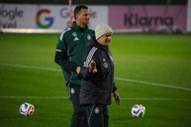 Frankfurt, Germany 24 November 2025 Soccer women national team training 24 11 2025 In the picture from left goalkeeper coach Michael Fuchs Germany and national coach Christian Wück Wueck Germany at training in Frankfurt DFB regulations prohibit any use of photographs as image sequences and or quasi video DFB Campus Hessen Copyright: xFotostandx xFantinix