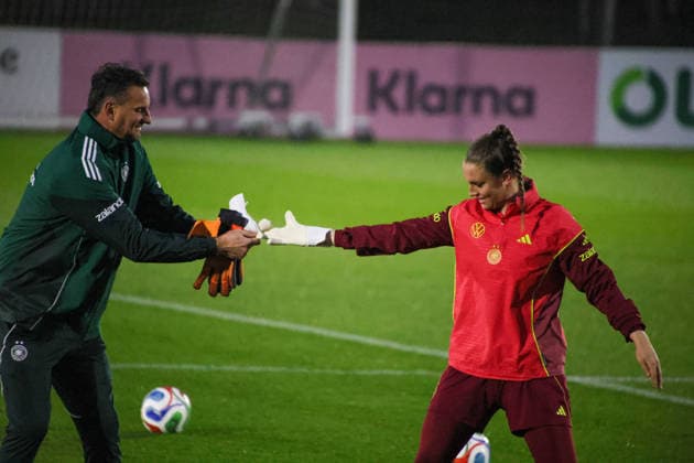 Frankfurt, Germany 24 November 2025 Soccer women national team training 24 11 2025 In the picture from left goalkeeper coach Michael Fuchs Germany and goalkeeper Ena Mahmutovic Germany at training in Frankfurt DFB regulations prohibit any use of photographs as image sequences and or quasi video DFB Campus Hessen Copyright: xFotostandx xFantinix