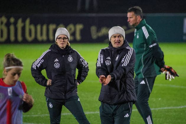 Frankfurt, Germany 24 November 2025 Football Womens National Team Training 24 11 2025 In the picture from left Co Trainer Saskia Bartusiak Germany and National Coach Christian Wück Wueck Germany at training in Frankfurt DFB regulations prohibit any use of photographs as image sequences and or quasi video DFB Campus Hessen Copyright: xFotostandx xFantinix