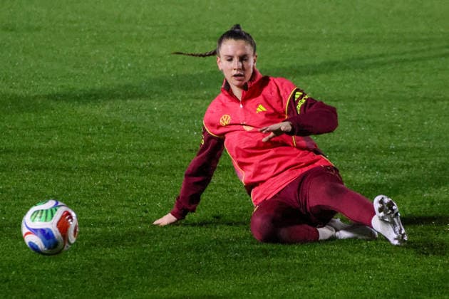 Frankfurt, Germany 24 November 2025 Soccer women national team training 24 11 2025 In the picture goalkeeper Ena Mahmutovic Germany at training in Frankfurt DFB regulations prohibit any use of photographs as image sequences and or quasi video DFB Campus Hessen Copyright: xFotostandx xFantinix