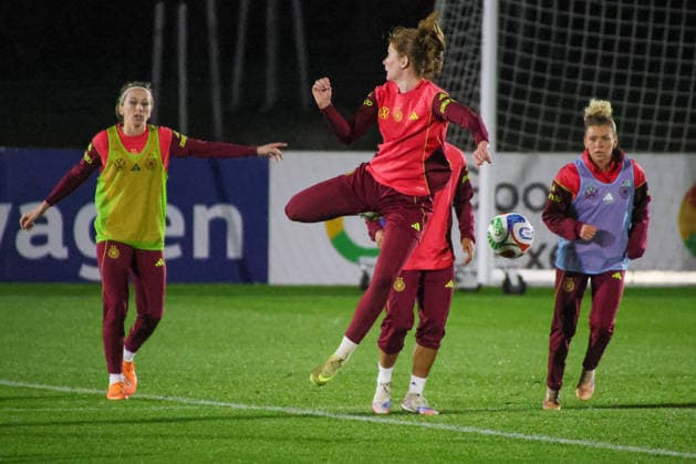 Frankfurt, Germany 24 November 2025 Football women national team training 24 11 2025 In the picture from left Kathrin Hendrich Germany , Sjoeke Nüsken Nuesken Germany and Linda Dallmann Germany at training in Frankfurt DFB regulations prohibit any use of photographs as image sequences and or quasi video DFB Campus Hessen Copyright: xFotostandx xFantinix