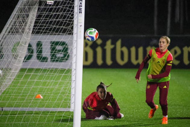 Frankfurt, Germany 24 November 2025 Soccer women national team training 24 11 2025 In the picture from left goalkeeper Ena Mahmutovic Germany and Laura Freigang Germany at training in Frankfurt DFB regulations prohibit any use of photographs as image sequences and or quasi video DFB Campus Hessen Copyright: xFotostandx xFantinix