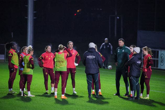 Frankfurt, Germany 24 November 2025 Football women national team training 24 11 2025 In the picture The players of the German womens national soccer team form a team circle to discuss with the coaching staff during training in Frankfurt DFB regulations prohibit any use of photographs as image sequences and or quasi video DFB Campus Hessen Copyright: xFotostandx xFantinix