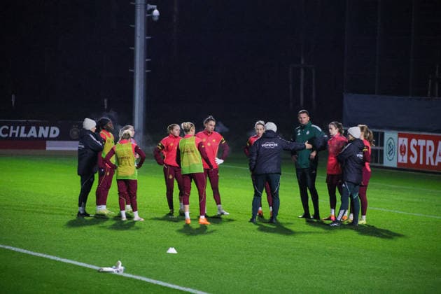 Frankfurt, Germany 24 November 2025 Football women national team training 24 11 2025 In the picture The players of the German womens national soccer team form a team circle to discuss with the coaching staff during training in Frankfurt DFB regulations prohibit any use of photographs as image sequences and or quasi video DFB Campus Hessen Copyright: xFotostandx xFantinix