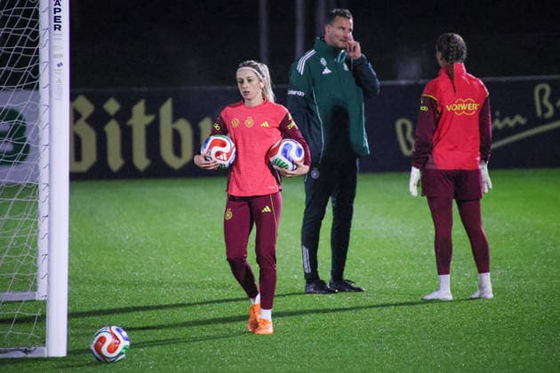 Frankfurt, Germany 24 November 2025 Soccer women national team training 24 11 2025 In the picture from left Kathrin Hendrich Germany , in the background goalkeeper coach Michael Fuchs Germany discusses with goalkeeper Ena Mahmutovic Germany during training in Frankfurt DFB regulations prohibit any use of photographs as image sequences and or quasi video DFB Campus Hessen Copyright: xFotostandx xFantinix