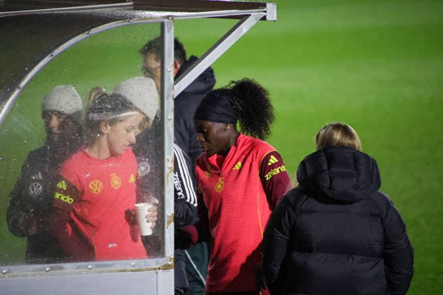 Frankfurt, Germany 24 November 2025 Football Womens National Team Training 24 11 2025 In the picture from left Kathrin Hendrich Germany and Nicole Anyomi Germany at the trainers bench during training in Frankfurt DFB regulations prohibit any use of photographs as image sequences and or quasi video DFB Campus Hessen Copyright: xFotostandx xFantinix