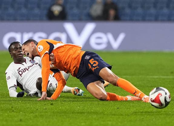 RAMS Basaksehir v Trabzonspor - Turkish Super Lig ISTANBUL, TURKIYE - NOVEMBER 24: Trabzonspor player Christ Inao Oulai in action against Amine Harit (25) of RAMS Basaksehir during the Turkish Super Lig week 13 football match between RAMS Basaksehir and Trabzonspor at Basaksehir Fatih Terim Stadium in Istanbul, Turkiye, on November 24, 2025. Esra Bilgin Anadolu Istanbul Turkey. Editorial use only. Please get in touch for any other usage.  Copyright: x2025xAnadoluxEsraxBilginx