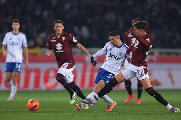 Turin, Italy, 24th November 2025. Kristjan Asllani of Torino FC looks on as Lucas Da Cunha of Como 1907 passes the ball as he is challenged by Cesare Casadei of Torino FC during the Torino vs Como 1907 Serie A match at Stadio Grande Torino, Turin. Picture credit should read: Jonathan Moscrop Sportimage EDITORIAL USE ONLY. No use with unauthorised audio, video, data, fixture lists, club league logos or live services. Online in-match use limited to 120 images, no video emulation. No use in betting, games or single club league player publications. SPI_044_JM_TORO_COMO SPI-4297-0044