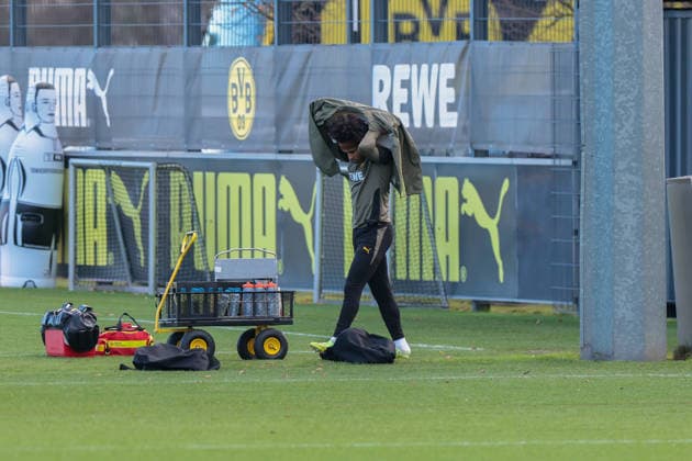 24 11 2025, Football, Season 2025 2026, UCL, Final training Borussia Dortmund, Karim Adeyemi Borussia Dortmund arrives late for the speech, Dortmund training ground BVB NRW Germany xRHR PHOTO DEx Copyright: DennisxEwert RHR-FOTOx RHR-FOTO DE