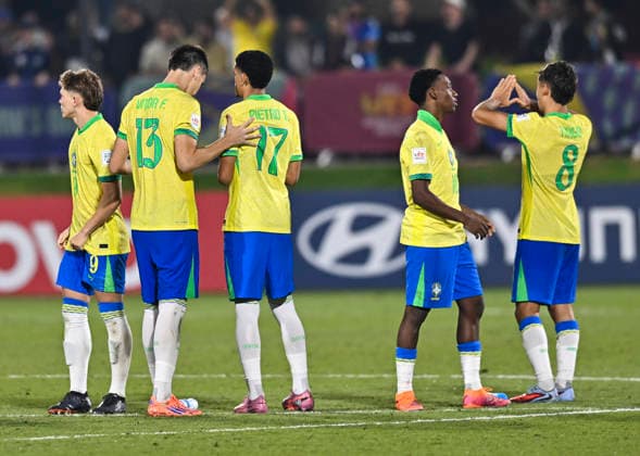 Portugal v Brazil : Semi-final- FIFA U-17 World Cup Qatar 2025 Players of Brazil react in the penalty shootout during the FIFA U-17 World Cup Qatar 2025 Semi-final match between Portugal and Brazil in Doha, Qatar, on November 24, 2025. DOHA Qatar Copyright: xNOUSHADxTHEKKAYILx