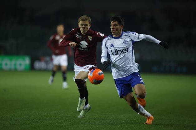Alex Valle of Como 1907 during the Italian Serie A, 2025 26 season, football match between Torino FC and Como 1907 on 24 November 2025, at Stadio Olimpico â?? Grande Torino , Turin, taly. Photo Nderim KACELI  Copyright: xNderimxKaceli IPAxSportx xipa-agency.netx xx IPA_68342277 IPA_Agency_IPA68342277