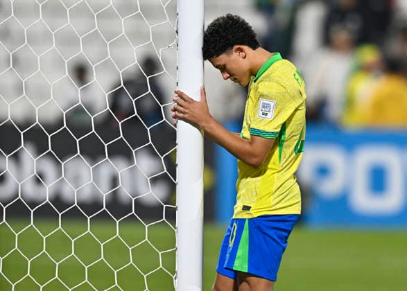 Portugal v Brazil : Semi-final- FIFA U-17 World Cup Qatar 2025 Felipe Morais of Brazil reacs dejected following defeat in the penalty shootout during the FIFA U-17 World Cup Qatar 2025 Semi-final match between Portugal and Brazil in Doha, Qatar, on November 24, 2025. DOHA Qatar Copyright: xNOUSHADxTHEKKAYILx