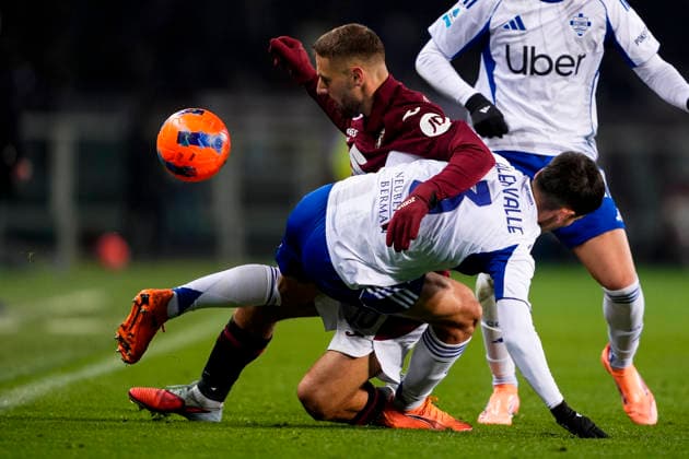 TorinoÕs Nikola Vlasic fights for the ball with ComoÕs Alex Valle during the Serie A soccer match between Torino Fc and Como at the Stadio Olimpico Grande Torino in Turin, north west Italy - November 24, 2025. - Soccer  Copyright: xFabioxFerrari LaPressex